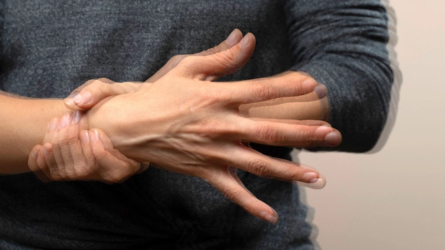 Причины беспричинных дрожащих рук и как с ними справиться