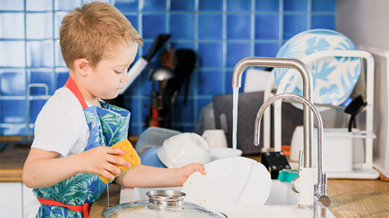 Мальчик моет посуду. Мытье посуды для детей. Мальчик вытирает посуду. Ребёнок, моющий посуду.