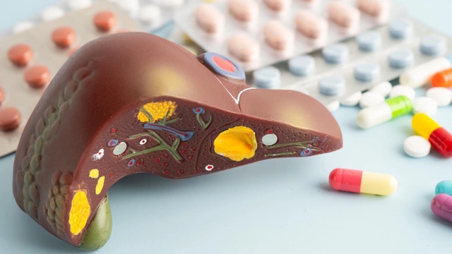 Врач-гепатолог рассказала о скрытых рисках для печени при приеме «натуральных» БАДов