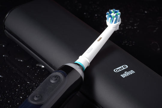 Электрическая зубная щетка Oral-B GENIUS — технологии на службе здоровья