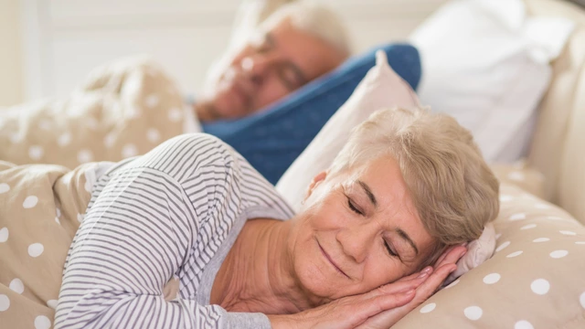 Ученые нашли «золотую середину» в продолжительности сна у пожилых людей