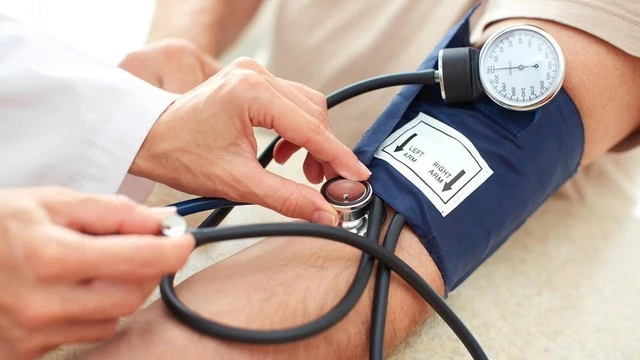 Что делать, если артериальное давление повышено: правила первой помощи