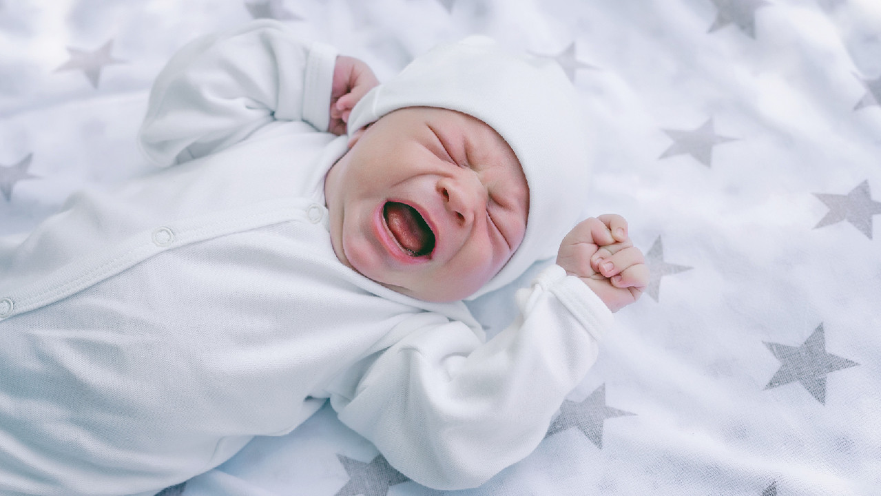Ребенок плачет (новорожденный): причины, как успокоить