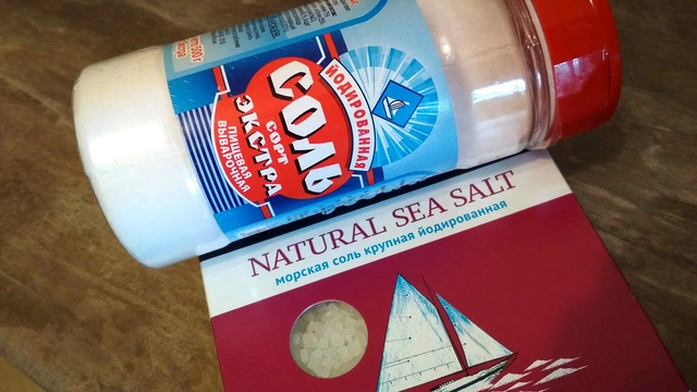 Обычная и йодированная соль