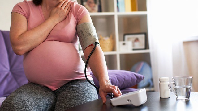 Повышенное давление (гипертензия) при беременности: чем опасно? Причины и лечение