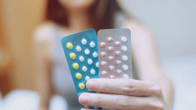 От них толстеют и все равно беременеют: 12 мифов о противозачаточных таблетках, которыми вас пугают