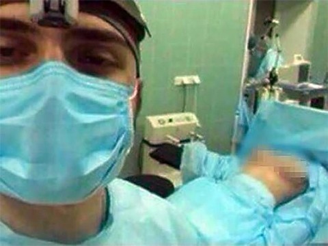 Учащийся медвуза показал обнаженную пациентку в прямом эфире
