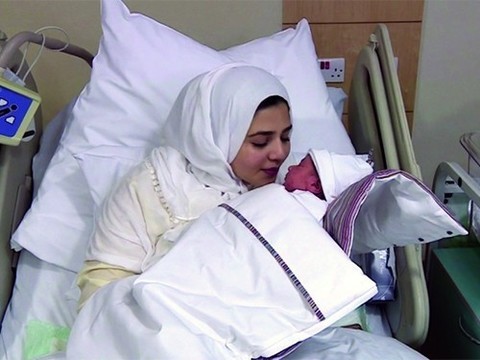 Женщина родила сына после того, как ей пересадили ее же яичник, замороженный ранее