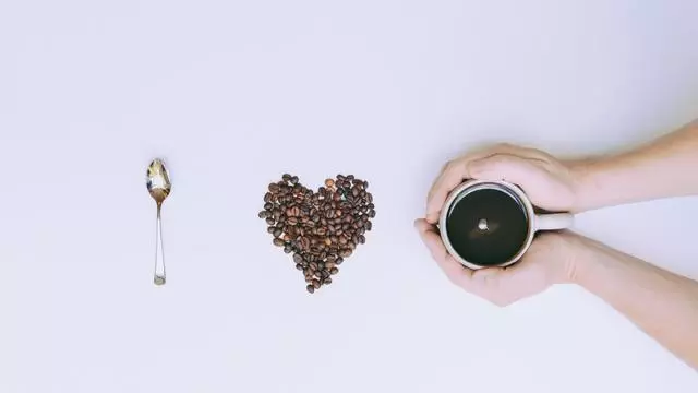 Пейте кофе: он не сбивает сердечный ритм у большинства людей