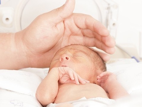 Мозг недоношенного ребенка слабее реагирует на прикосновения к коже