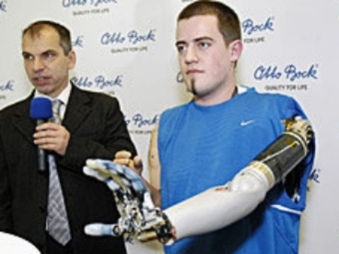 Первый в мире водитель с бионическим протезом руки [попал в аварию]