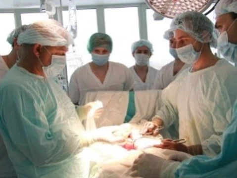 Красноярские хирурги начали проводить [операции по пересадке почки]