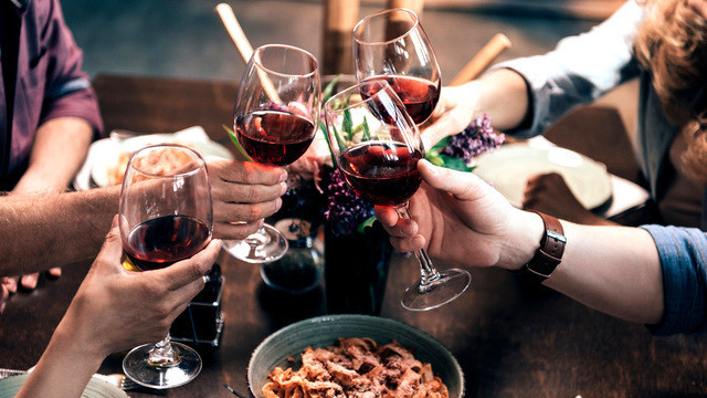 Ученые подтверждают, что вино во время еды снижает риск диабета