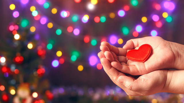 Новогоднее чудо: 7 благотворительных фондов, которые можно поддержать прямо сейчас 