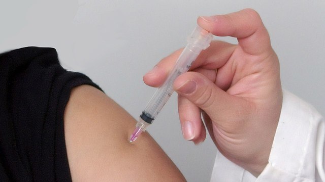 Первая группа добровольцев получила вакцину от COVID-19, разработанную в РФ — Минздрав