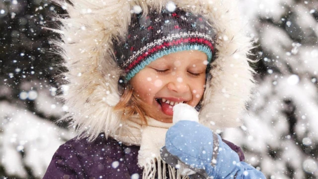 Педиатр Алексей Бессмертный: «Пробовать снег и сосульки — это нормально для ребенка»