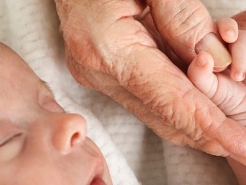 Австралийские репродуктологи осудили самую пожилую «молодую мать» страны
