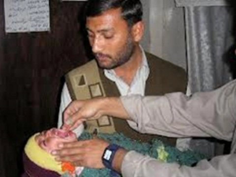 Гибель девяти волонтеров заставила [приостановить анти-полиомиелитную кампанию в Пакистане]
