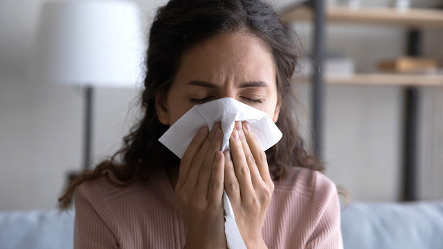 В Великобритании ученые предположили, что обычная простуда может защитить от COVID-19