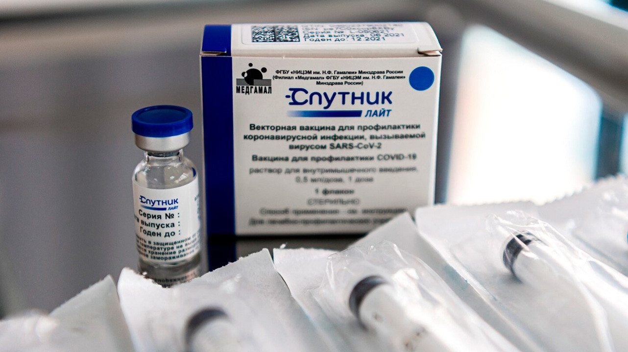 Эффективность вакцины «Спутник Лайт» оценили в 93,5% 