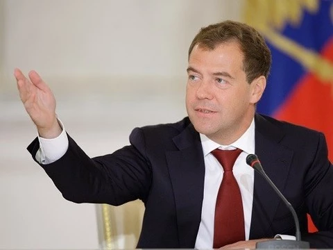 Медведев осудил «веру в иностранную таблетку» и призвал ускорить импортозамещение лекарств
