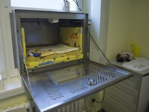 Власти Москвы обсудят установку в больницах «бэби-боксов» для детей-отказников