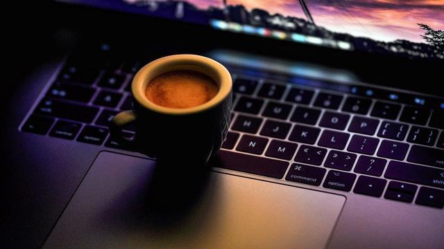 Сначала кофе, потом сон. Как поддержать себя на ночной смене