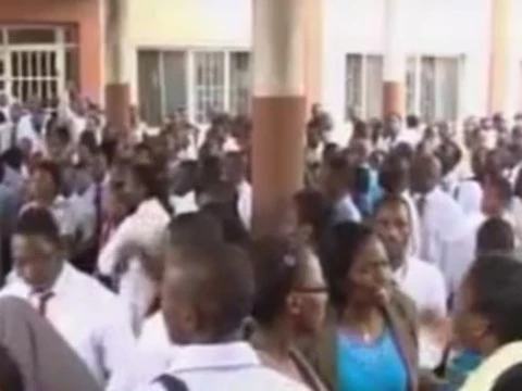 В Нигерии за участие в забастовке [уволили более 700 врачей]