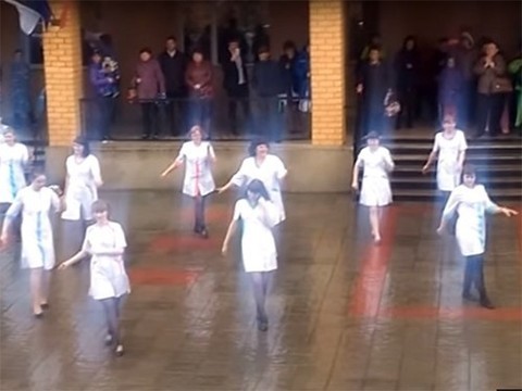 Медсестры отметили профессиональный праздник танцем под дождем