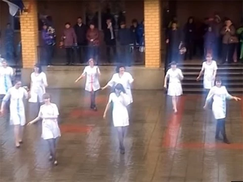 Медсестры отметили профессиональный праздник танцем под дождем