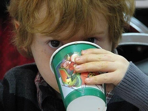 Эксперты впервые разработали руководство по выбору напитков для детей младшего возраста