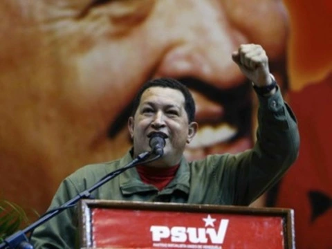 Уго Чавес осудил [операции по увеличению груди]