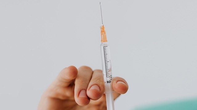 Первые испытания вакцины Pfizer и BioNTech на людях дали обнадеживающие результаты