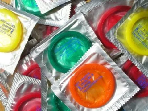 Борцы со СПИДом не смогли заставить порноактеров [использовать презервативы]