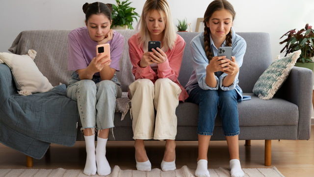 Ученые начали «естественный эксперимент»: как первый в мире запрет соцсетей в Австралии повлияет на молодежь