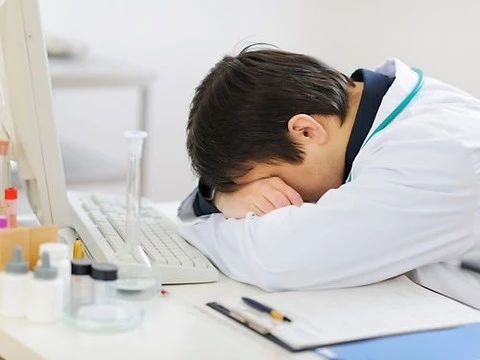 «Я тоже могу заснуть»: медики устроили флешмоб, фотографируясь спящими на работе