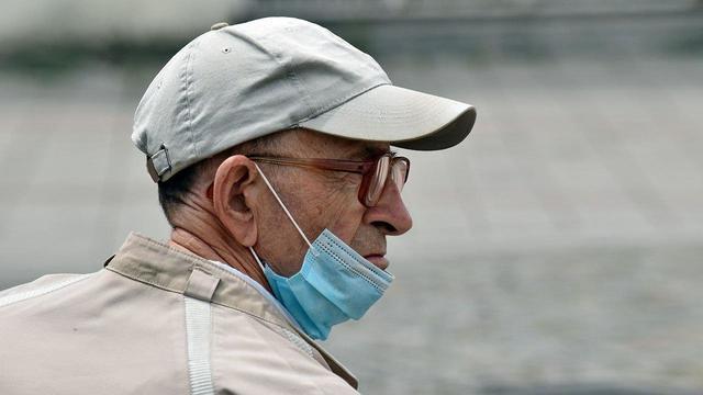 В возрасте до 20 лет люди в два раза реже болеют COVID-19