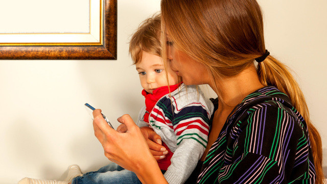 Мама «зависает» в смартфоне — как это повлияет на развитие ребенка