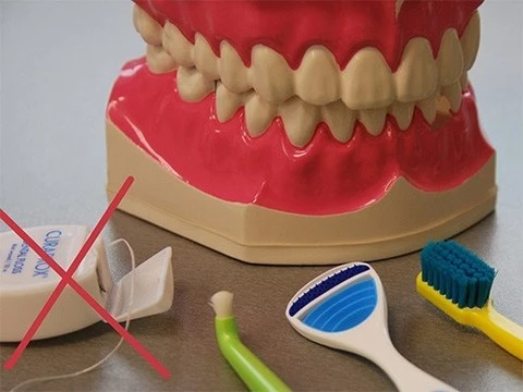 В нитях для чистки зубов обнаружены опасные вещества