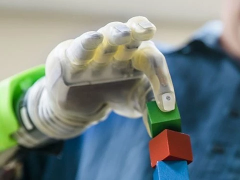 Ученые показали самый совершенный бионический протез руки. Вот как он работает