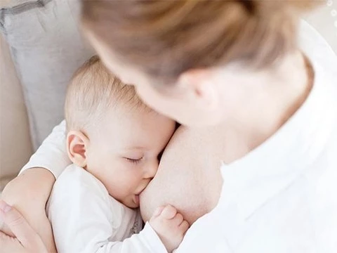 Грудное вскармливание защищает младенцев от отита