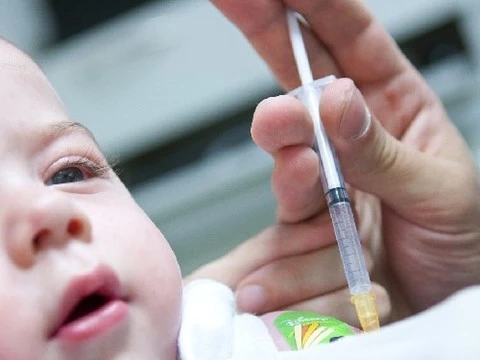 В Совфеде предложили наказывать родителей, которые не хотят вакцинировать детей