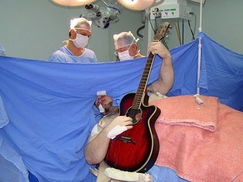 Бразильский банкир спел и сыграл на гитаре во время операции на мозге