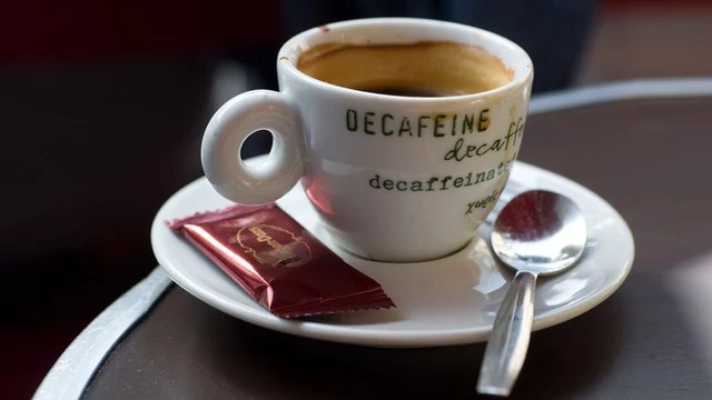 Ароматный, но не бодрящий — зачем пить кофе без кофеина?