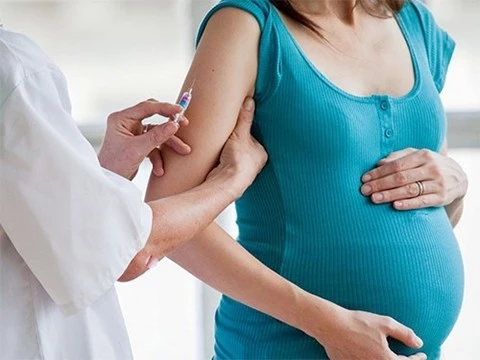 Прививка, сделанная во время беременности, защищает недоношенного ребенка