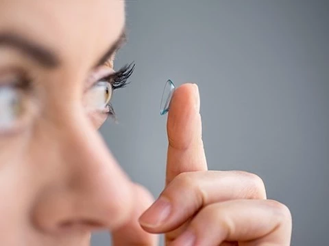 Ученые предупреждают об опасности ношения контактных линз
