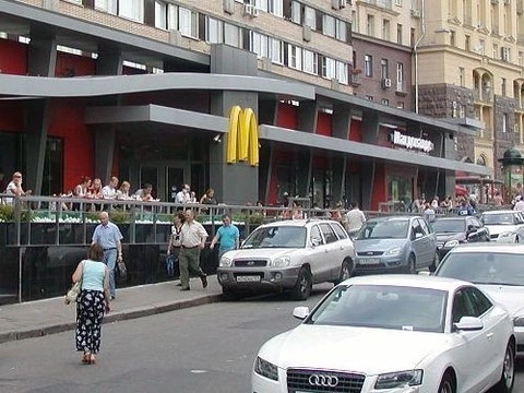 Первый российский «Макдоналдс» закрыт за [нарушение санитарных норм]