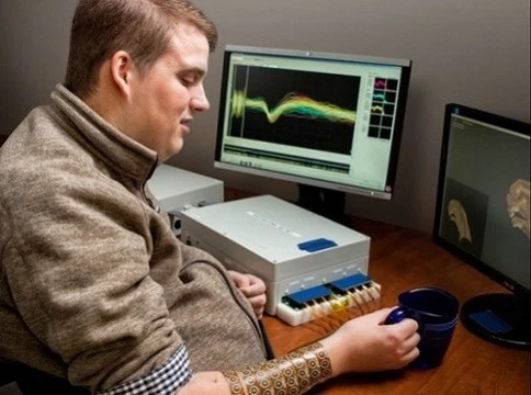 Парализованный мужчина смог управлять рукой с помощью имплантированного в мозг чипа