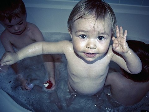 Вытряхивание воды из ушей может оказаться опасным для мозга ребенка