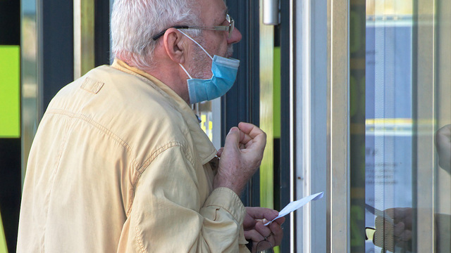 Ношение маски увеличивает риск падений у пожилых людей. Что делать?